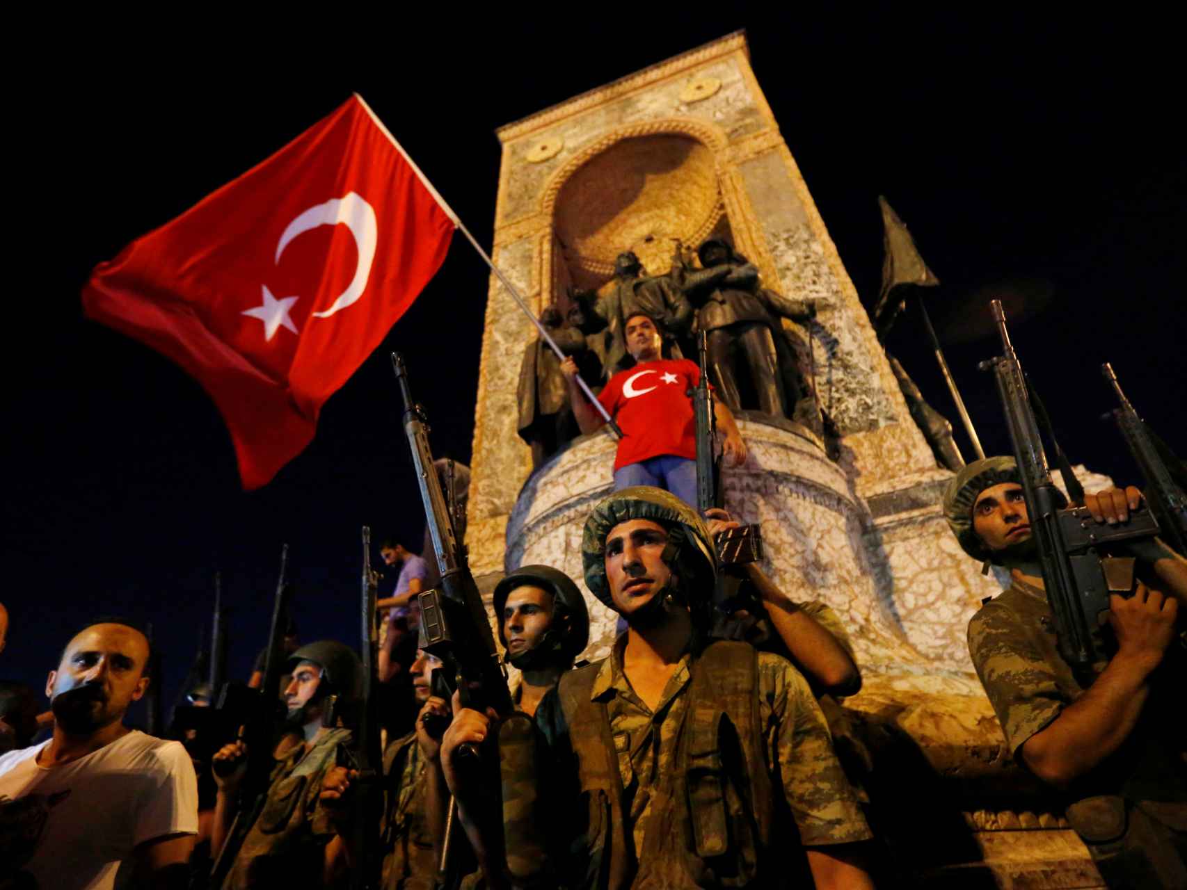 Militares toman la plaza Taksim en Estambul en julio de 2016.
