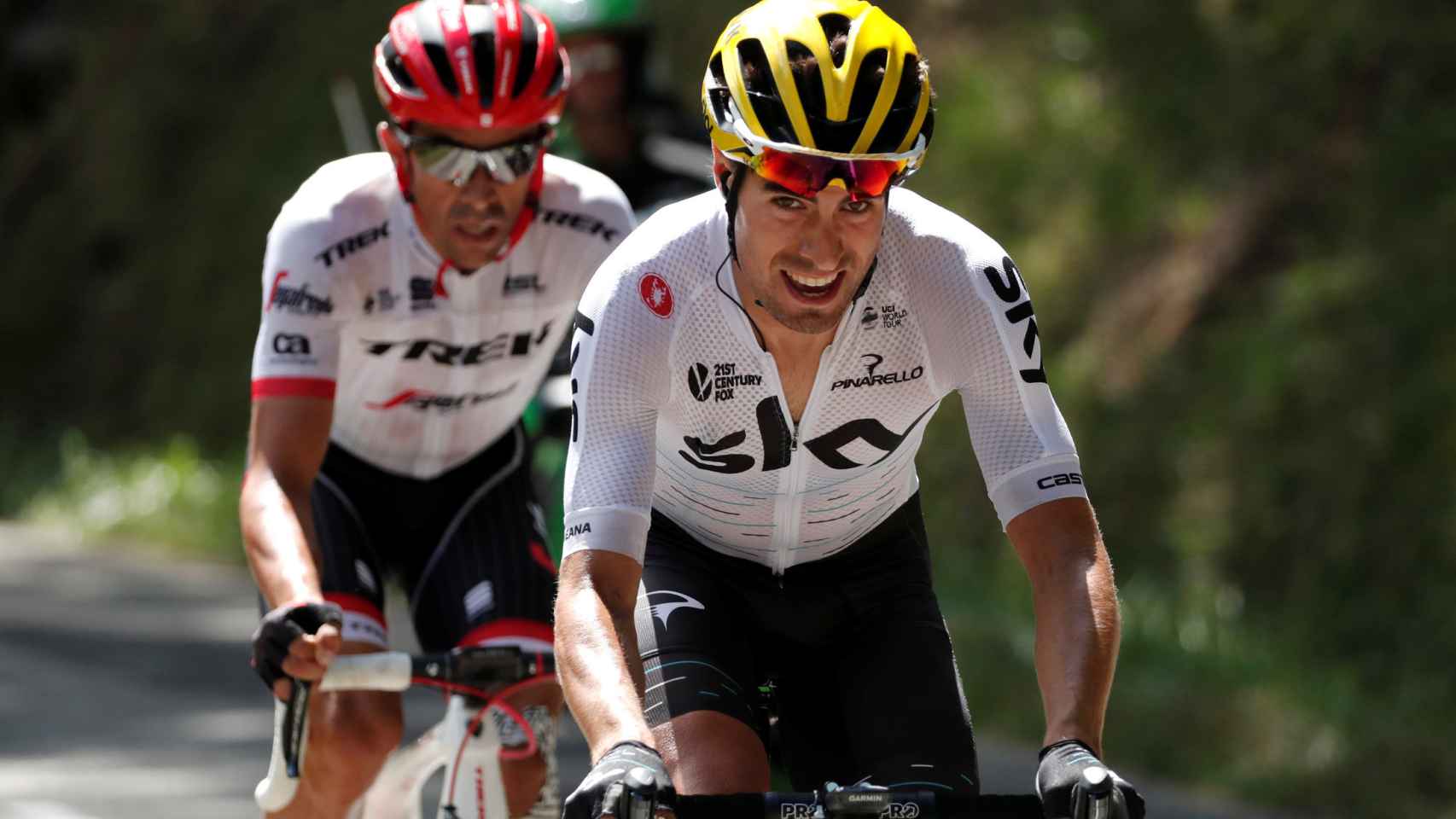 Mikel Landa, junto a Alberto Contador, en una etapa del Tour.