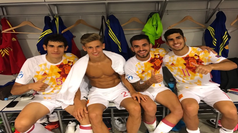 Ceballos posa con los jugadores del Real Madrid. Foto: Twitter (Marcos_Llorente).