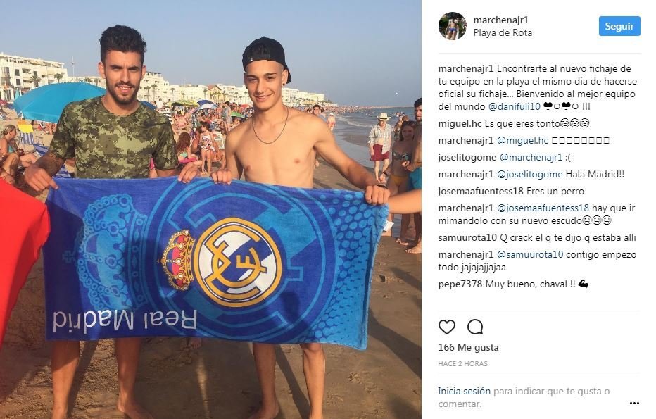 Ceballos posando en la playa con un madridista. Foto: Instagram (@marchenajr1)