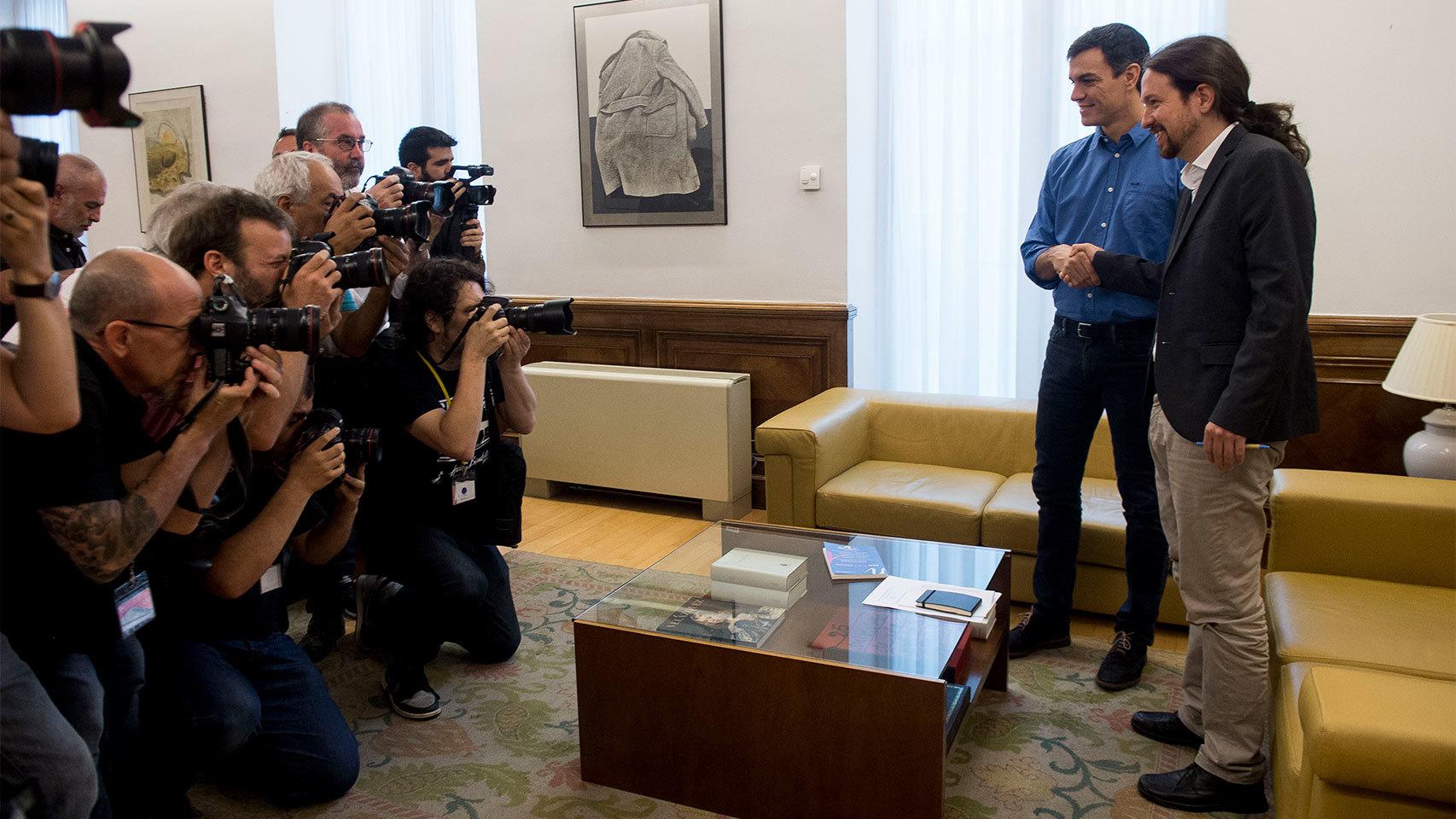 Pablo Iglesias charla con Pedro Sánchez.