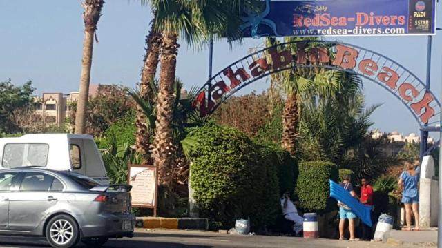 Vista de una de las entradas a las playas privadas del hotel donde se produjo el ataque.