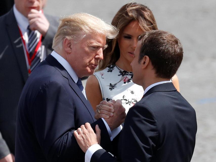 Trump y Macron se estrechan la mano tras el desfile militar del Día de la Bastilla.