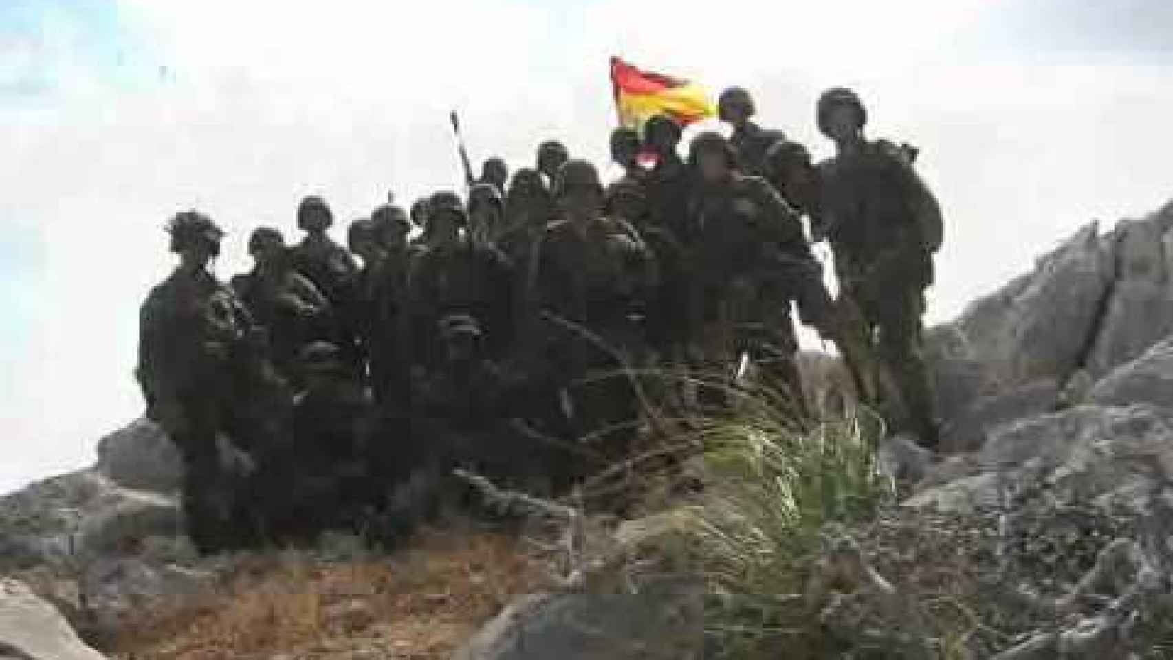 Una foto histórica e inédita. Los militares que protagonizaron la recuperación del islote de Perejil, posan con la bandera nacional sobre el terreno conquistado.