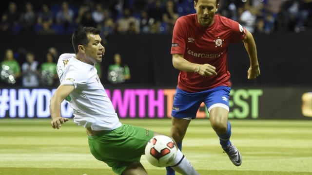 Luis García la pica por encima del portero.