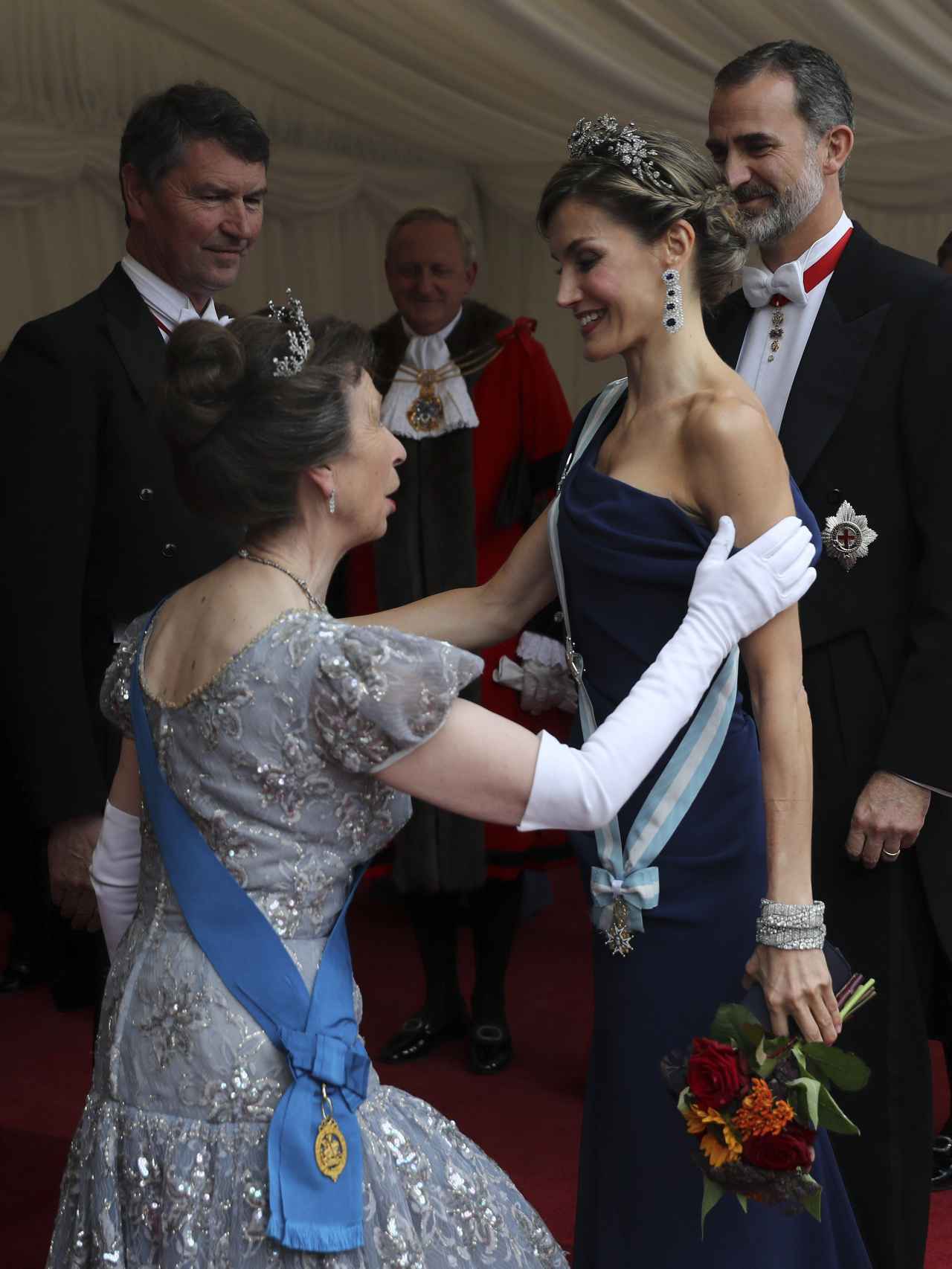 La princesa Ana hace una reverencia a la reina Letizia.