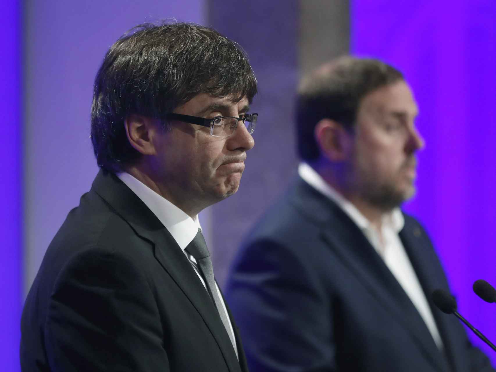 Puigdemont y Junqueras, durante la rueda de prensa en la que anunciaron los cambios en el Govern.