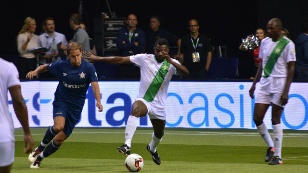 Míchel Salgado pelea una pelota.