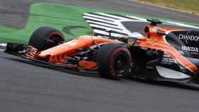 Alonso con su McLaren en Silverstone.