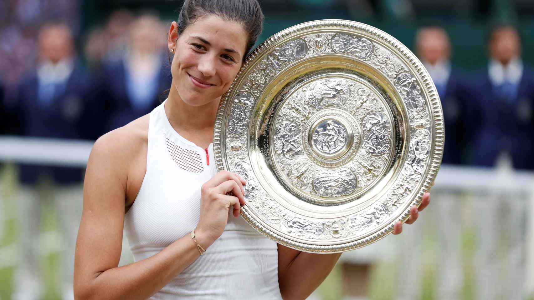 Muguruza abrazada al trofeo de Wimbledon.