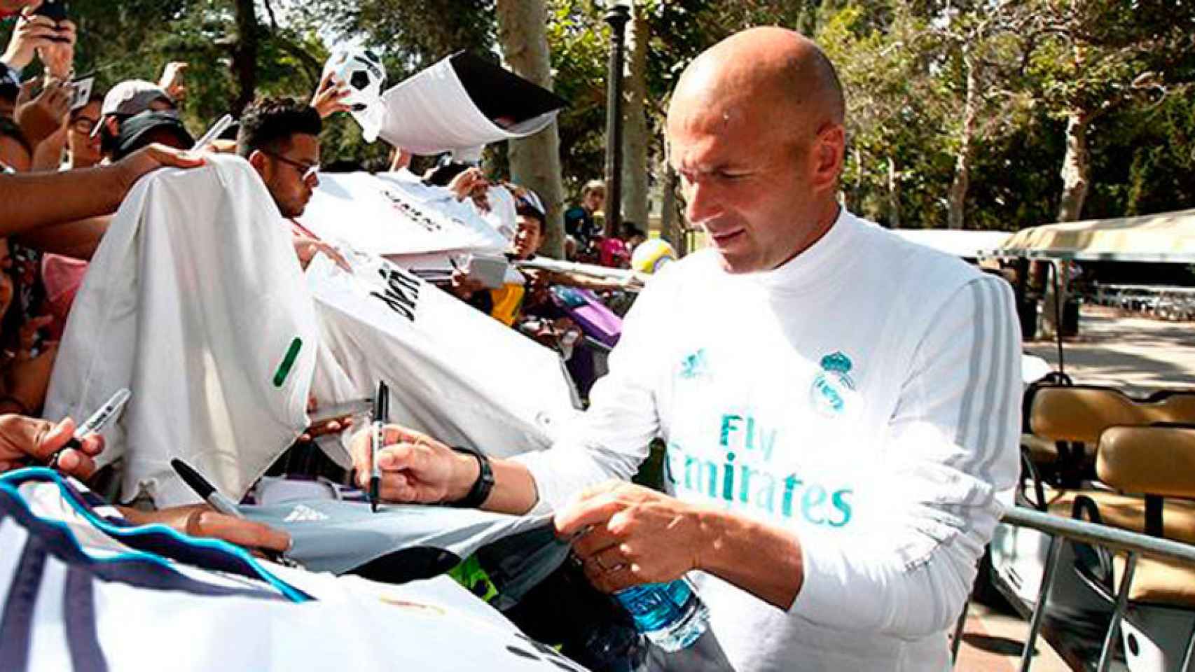 Zidane firmando autógrafos en Estados Unidos.