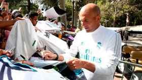 Zidane firmando autógrafos en Estados Unidos.