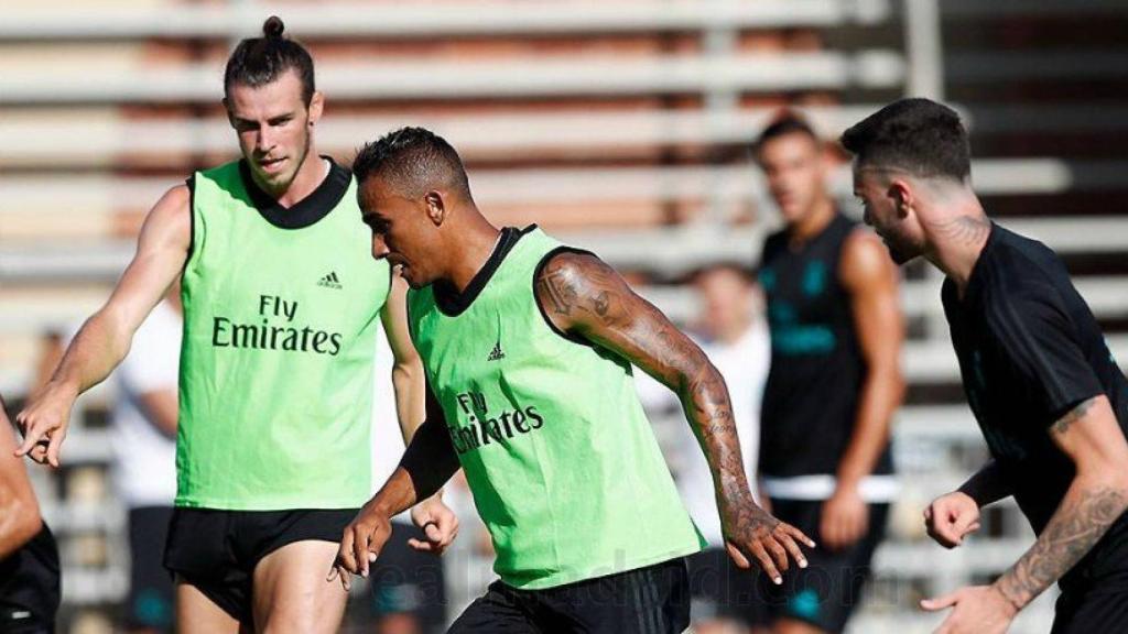 Danilo disputa un balón durante un entrenamiento