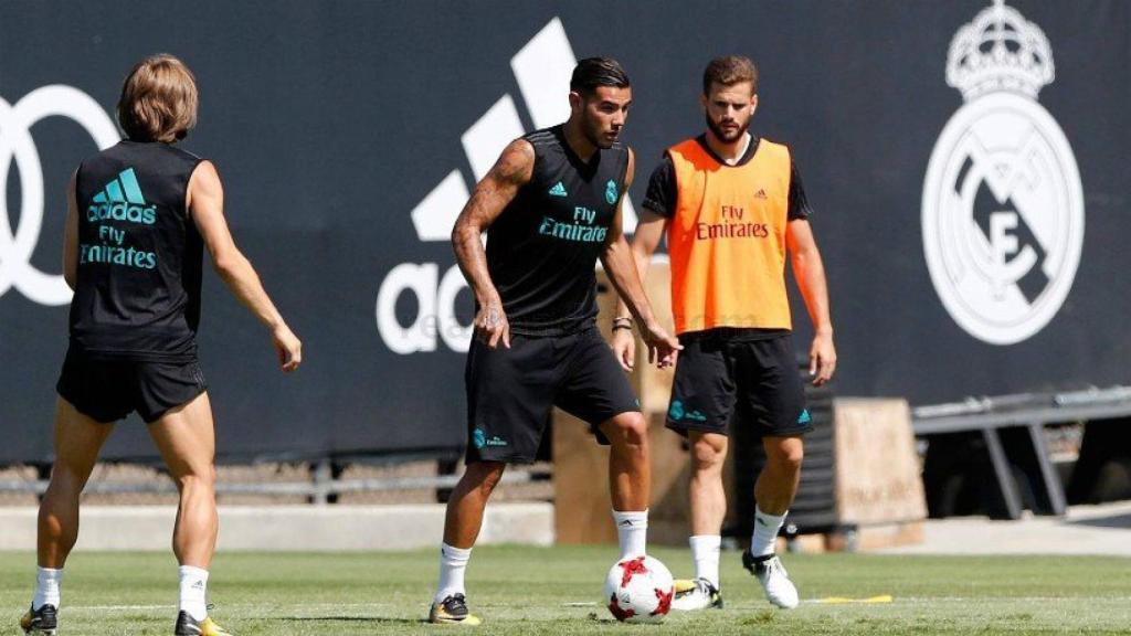 Theo entrena ante la mirada de Nacho y Modric