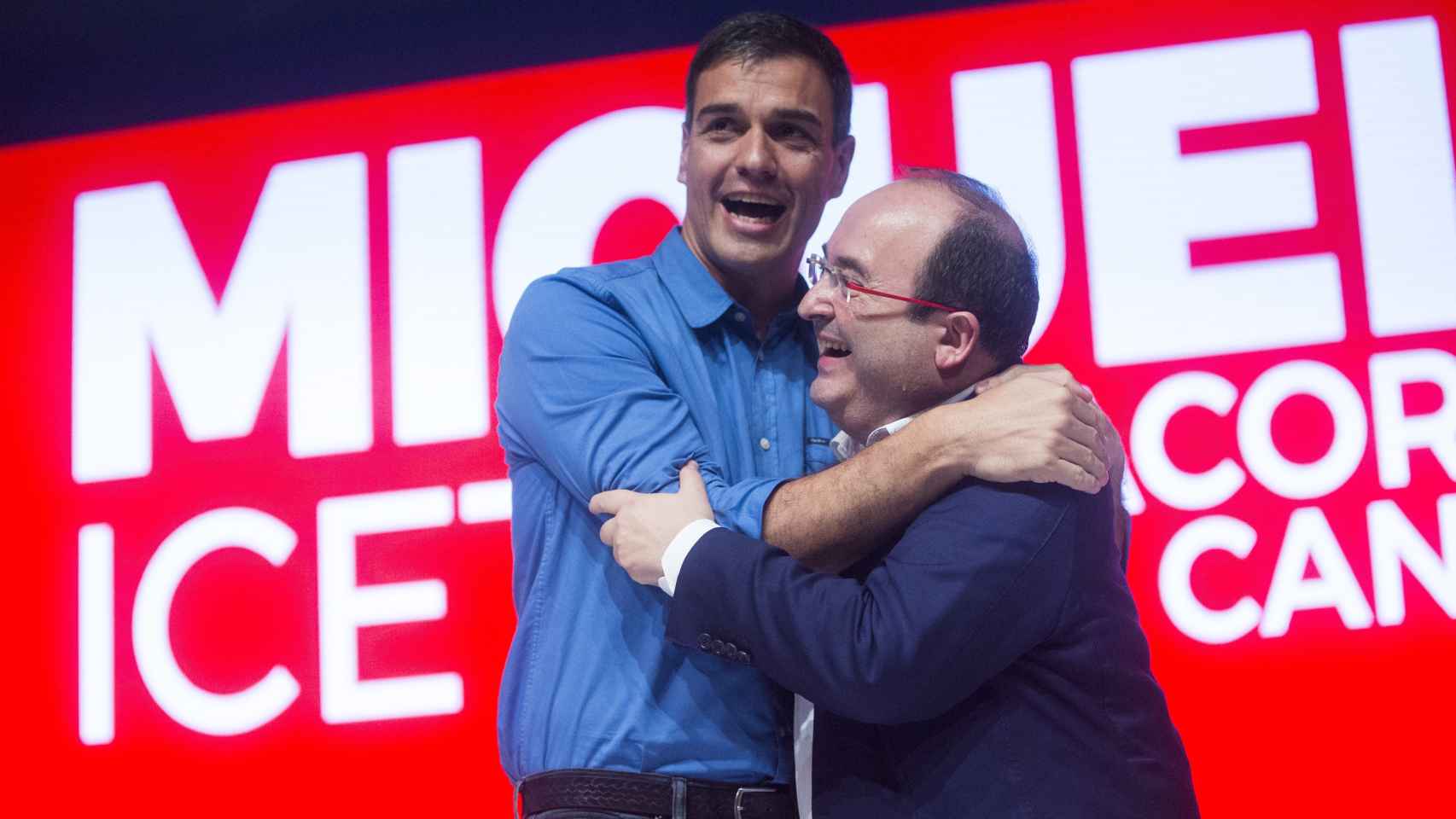 Sánchez e Iceta se abrazan tras la reelección de este último como líder del PSC.