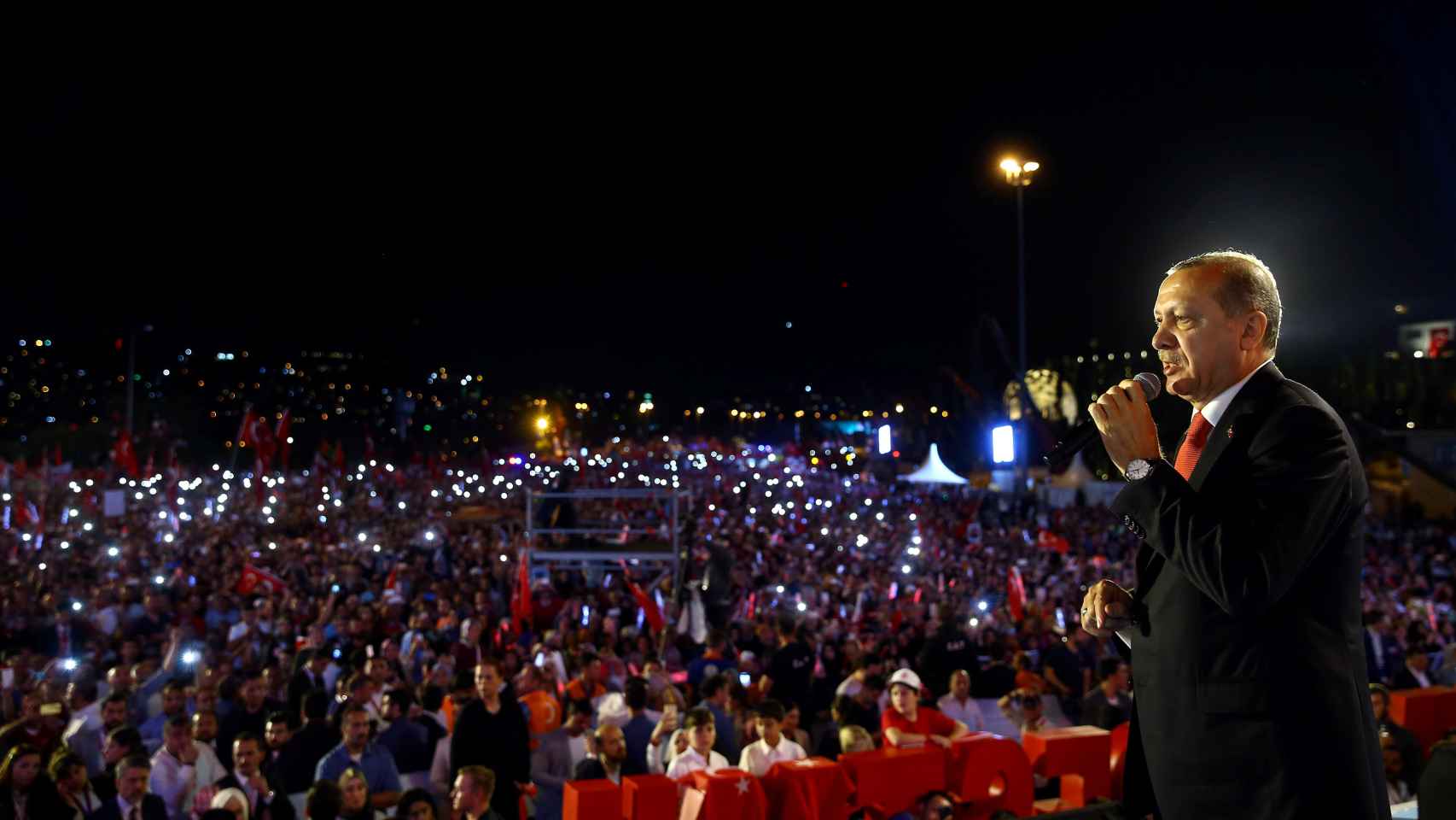 Erdogan se dirige a los asistentes del aniversario de la sublevación.