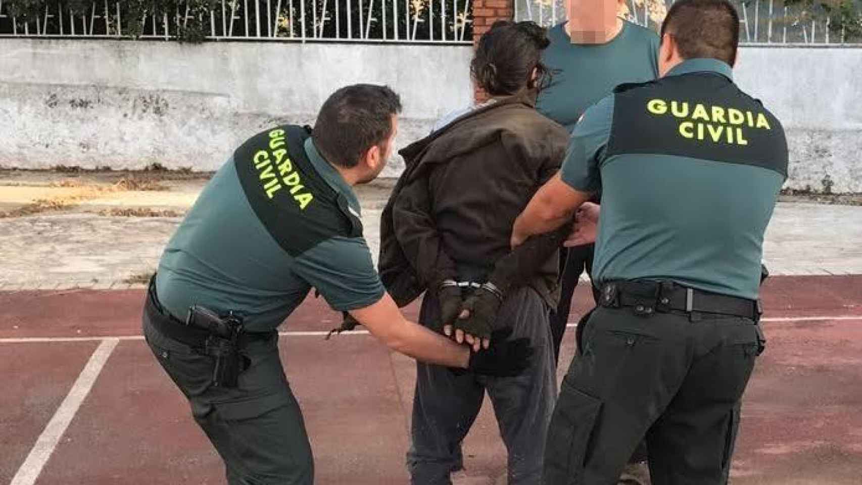 Momento de la detención del Rambo extremeño en su chalet de La Codosera.