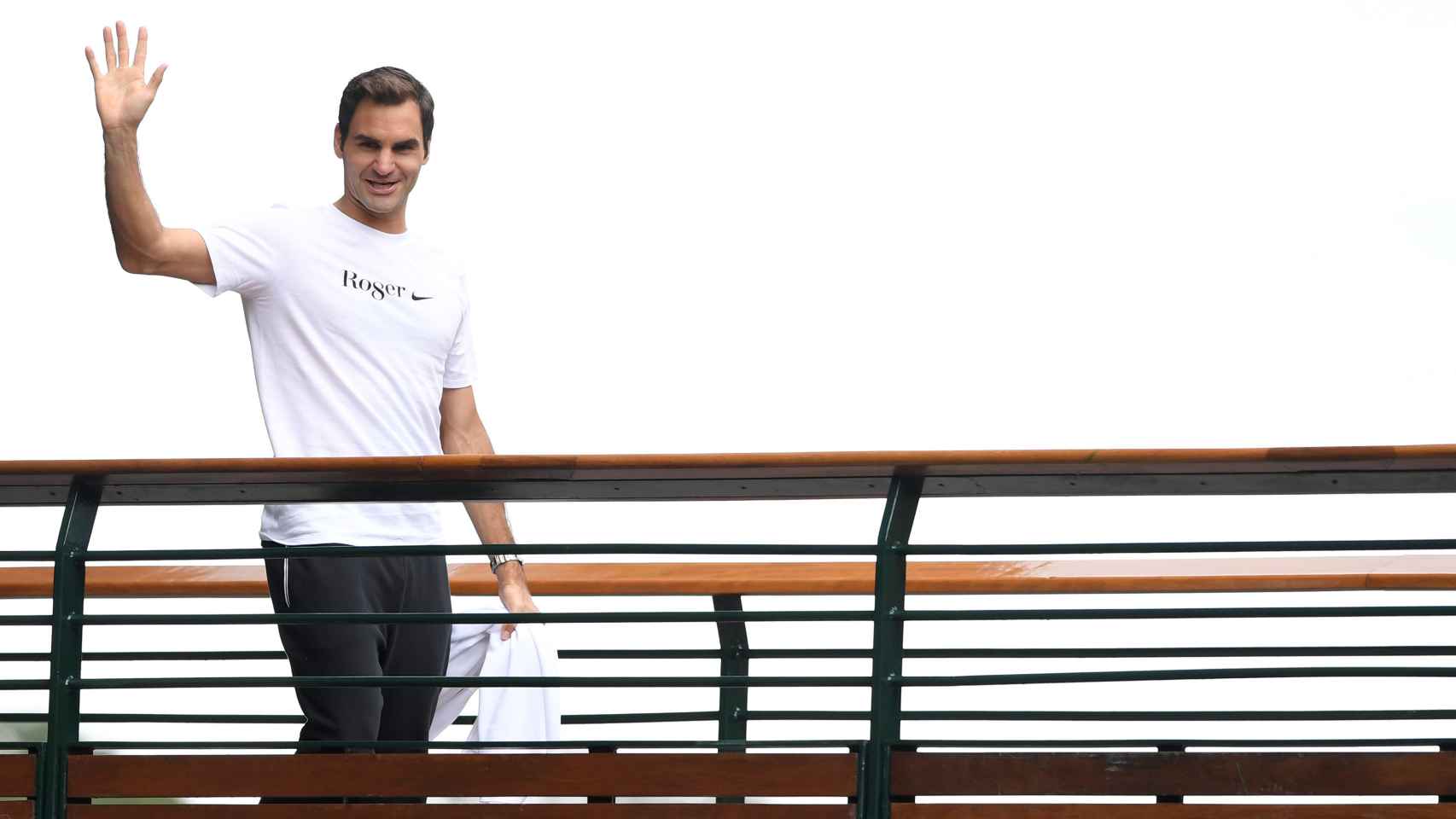 Federer, saludando a los aficionados desde el balcón de Wimbledon.
