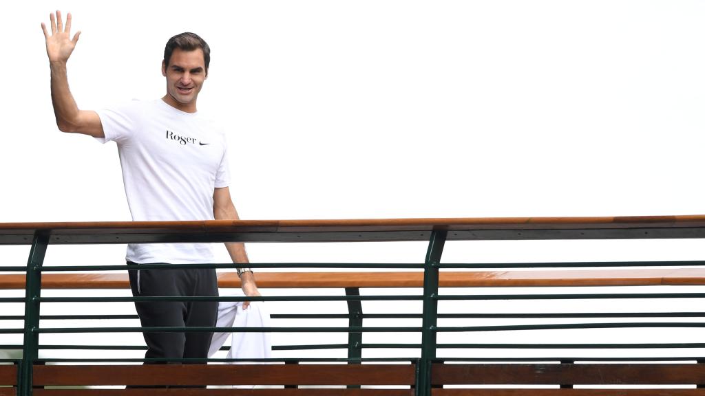 Federer, saludando a los aficionados desde el balcón de Wimbledon.