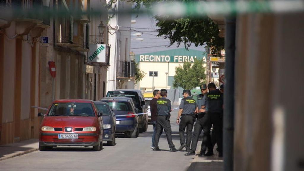 Agentes de la Guardia Civil, en el lugar de los hechos la mañana de este sábado.