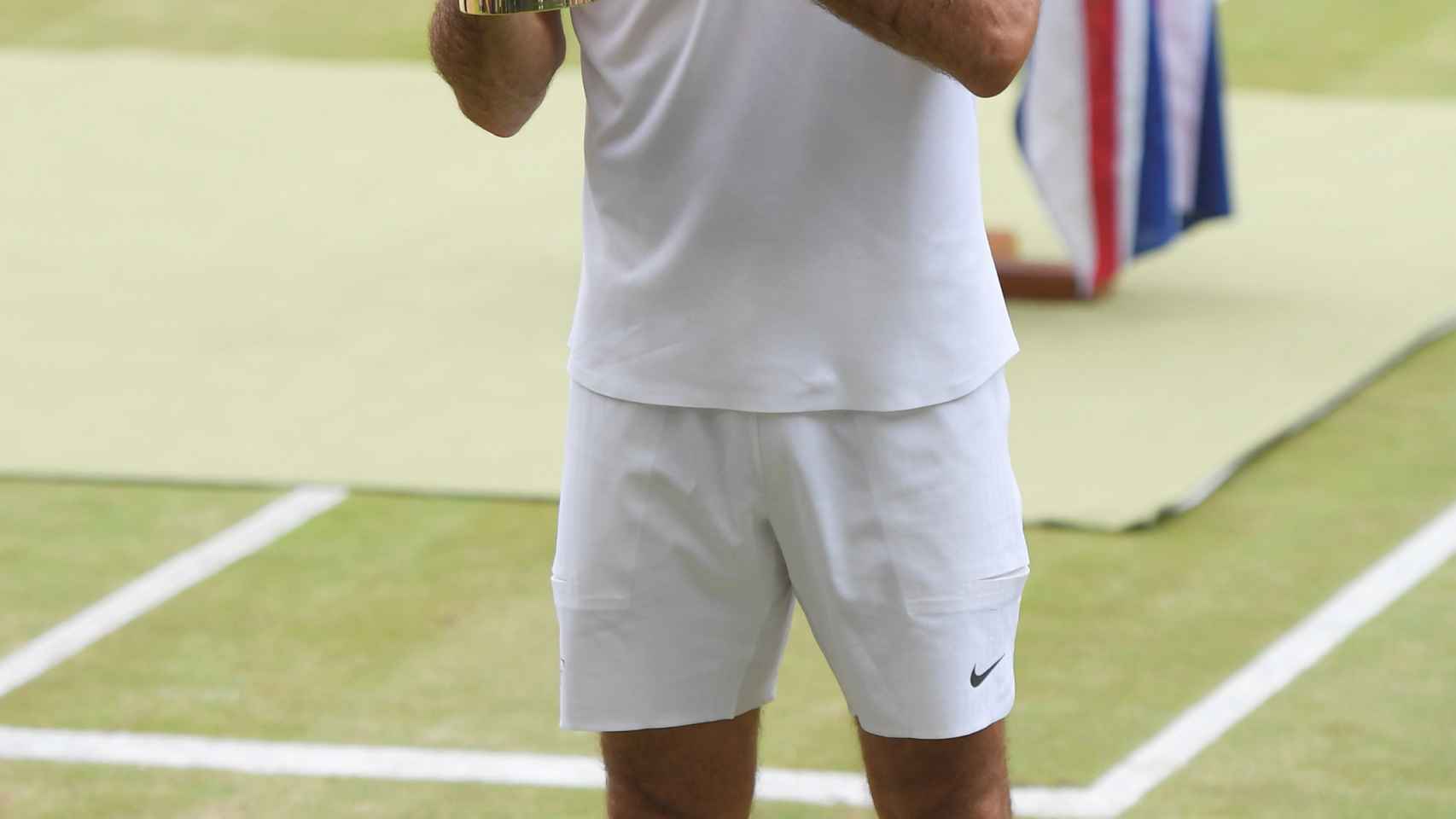 Federer levanta el título en Wimbledon.