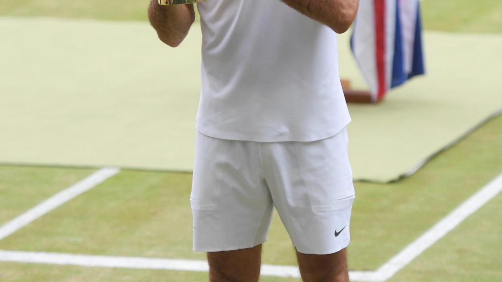 Federer levanta el título en Wimbledon.