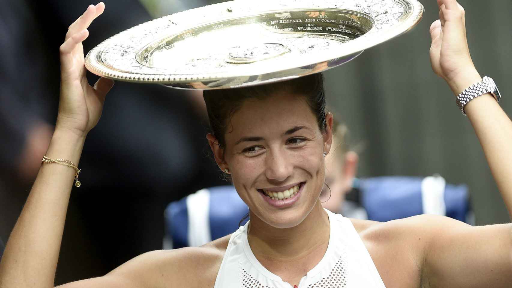Muguruza, con el título de campeona de Wimbledon.