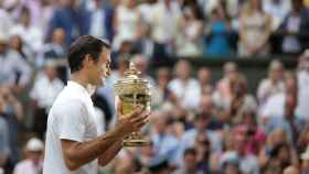 Federer, posando con el título de Wimbledon.