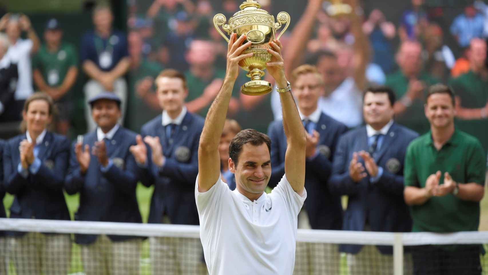 El campeón alza su octavo trofeo de Wimbledon /REUTERS