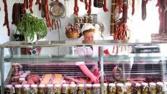 Carmen, en la carnicería que regentó con su marido durante muchos años en la Plaza de Abastos de Huéscar.