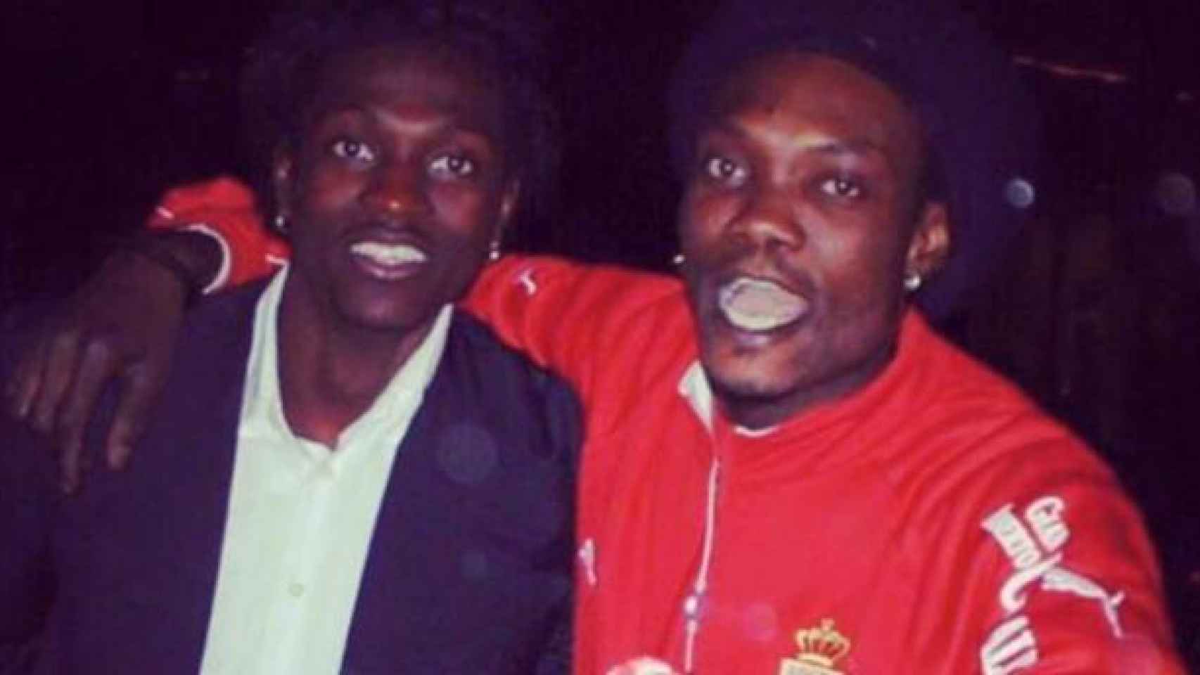 Adebayor, hace unos años, acompañado con su hermano, con el que ya no se habla. Facebook: Emmanuel Adebayor