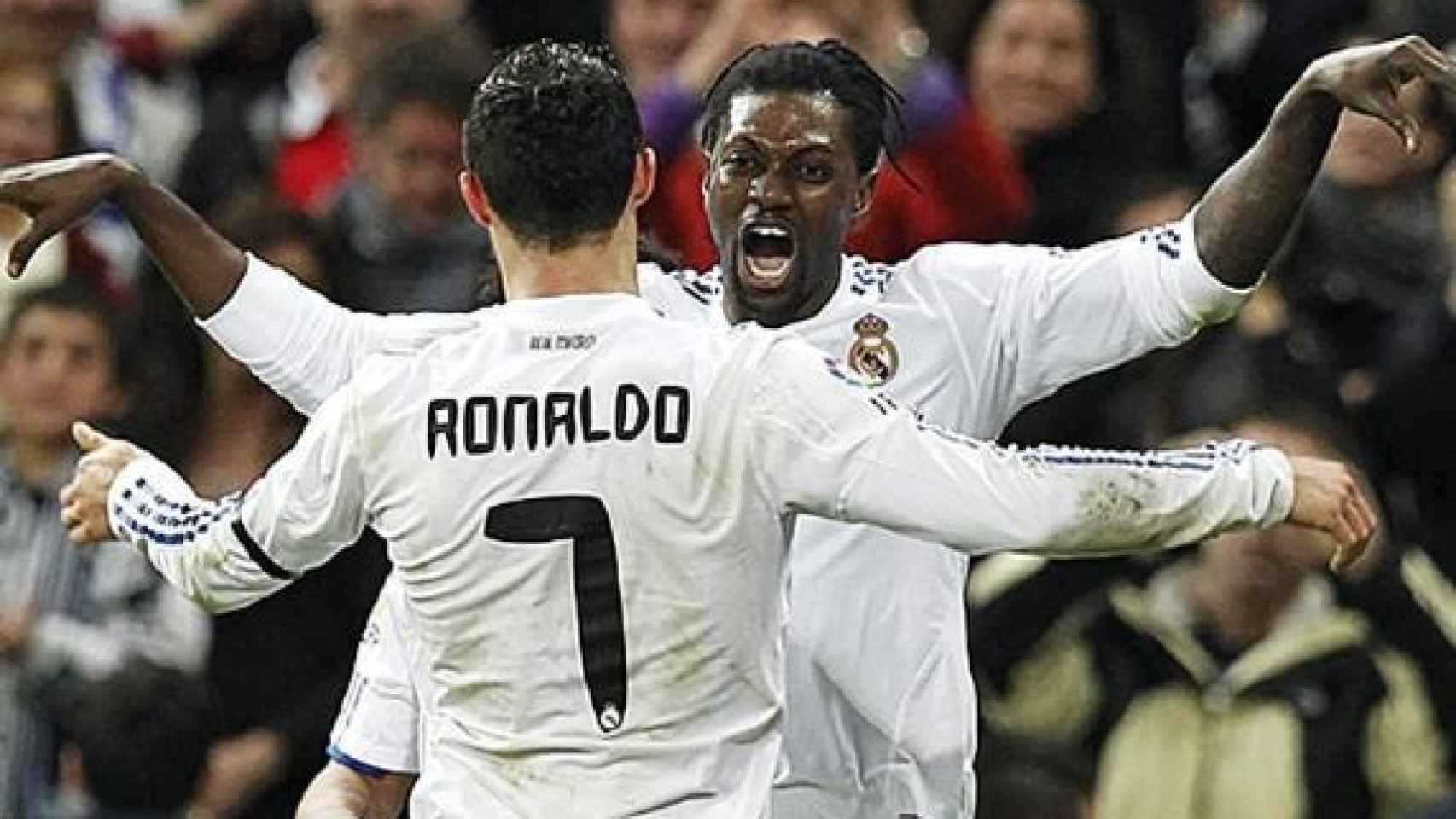 Adebayor celebra un gol con Cristiano en su etapa en el Real Madrid.