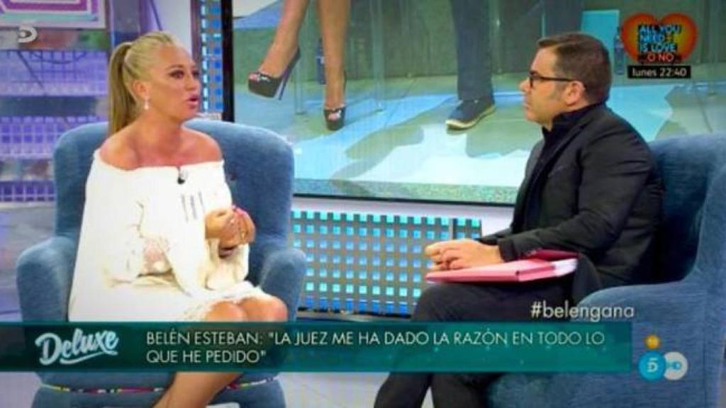 Belén Esteban en el plató de Sábado Deluxe junto a Jorge Javier Vázquez.