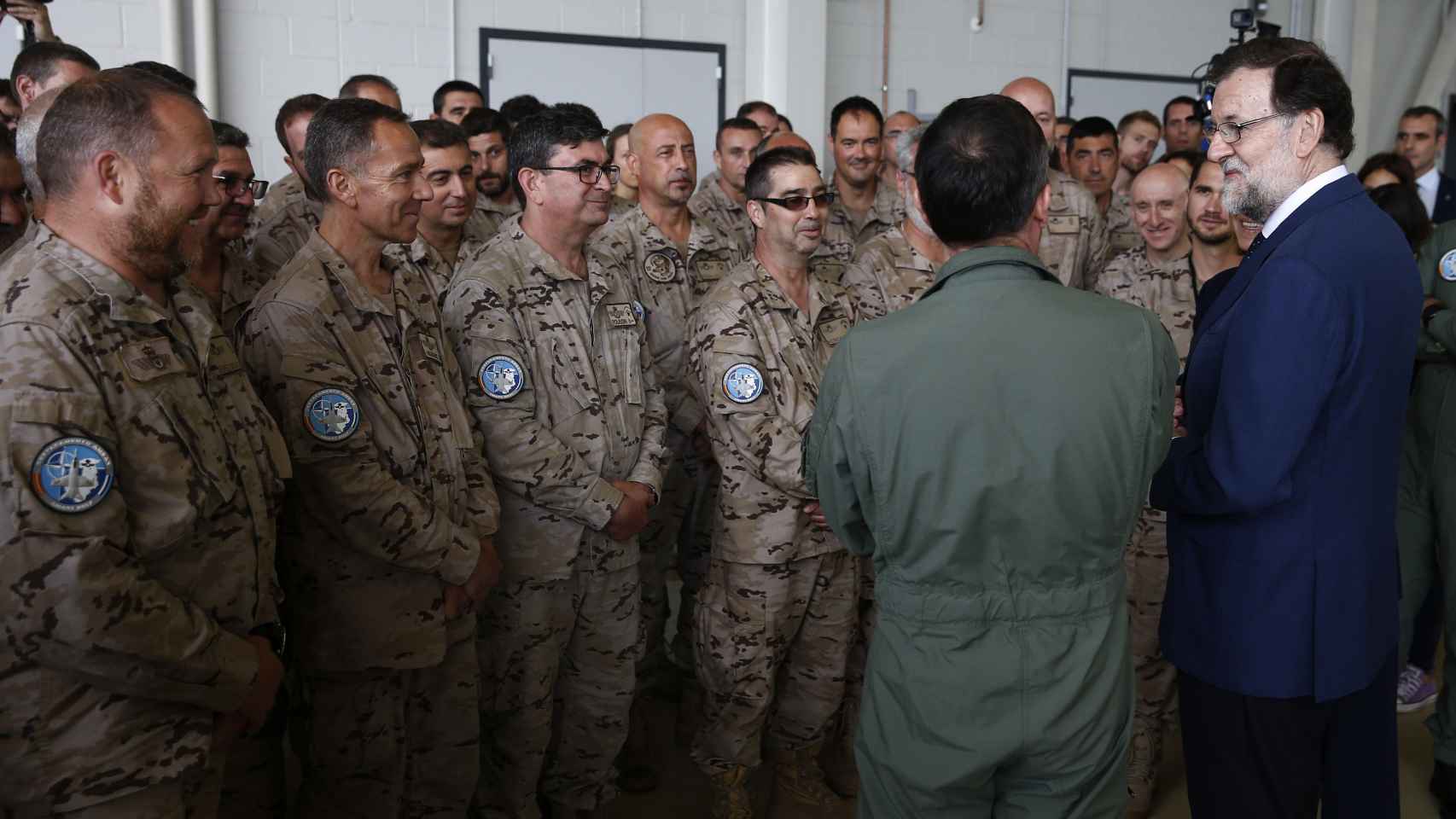 Mariano Rajoy visita la los soldados españoles en la base militar de Amari, Estonia.