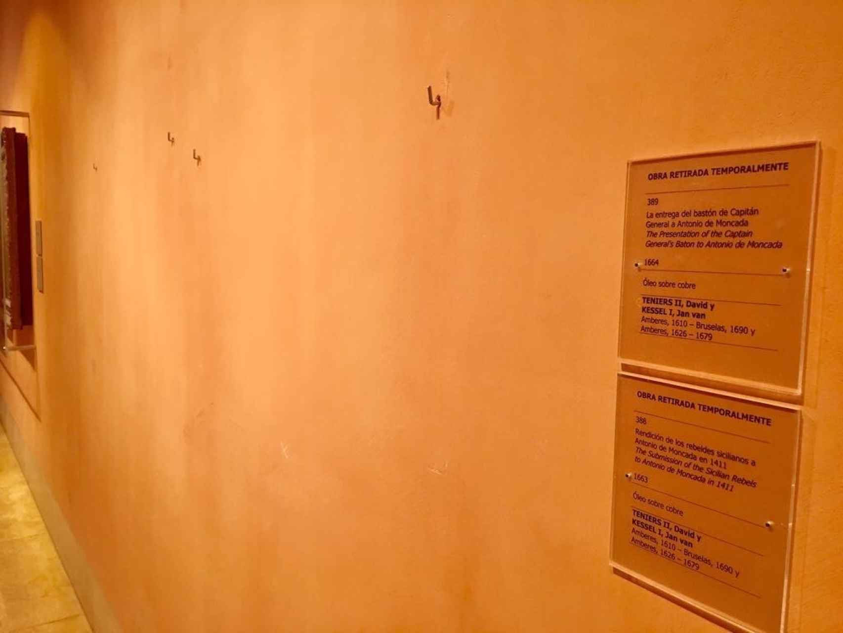 Imagen del Museo Thyssen, con las alcayatas al aire de los cuadros retirados.