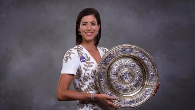 Muguruza, posando con el título de Wimbledon en el baile de campeones.