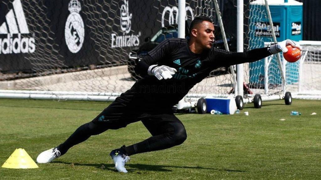 Keylor Navas realizando ejercicios de estirada