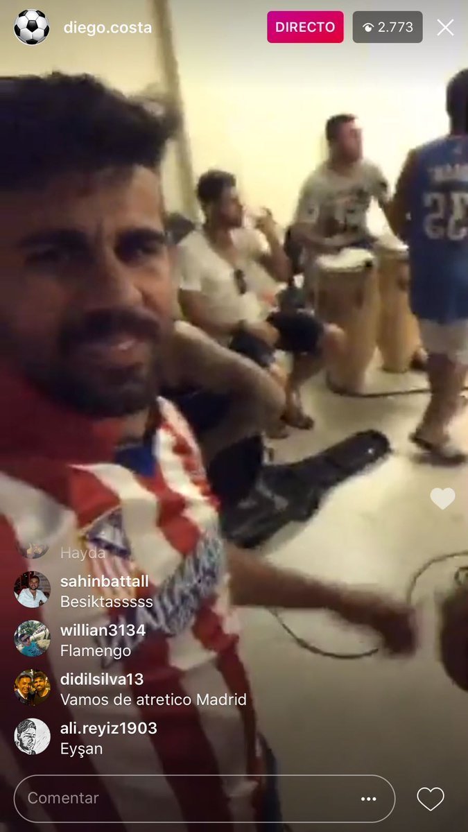 Diego Costa con la camiseta del Atlético de Madrid durante un directo en Instagram