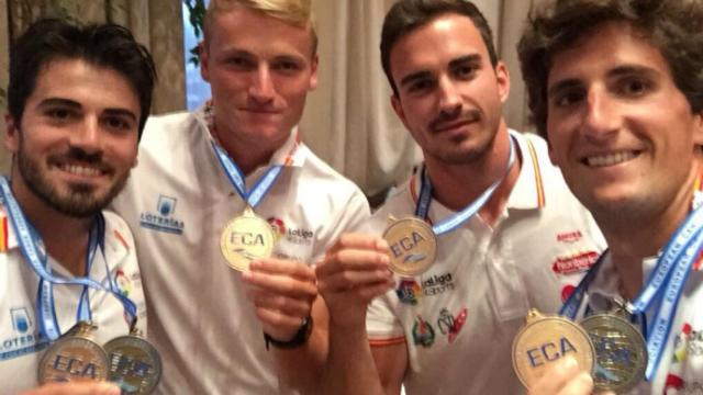 Cubelos -i- posa con sus medallas junto a Marcus Cooper, Javier Cabañín e Íñigo Peña