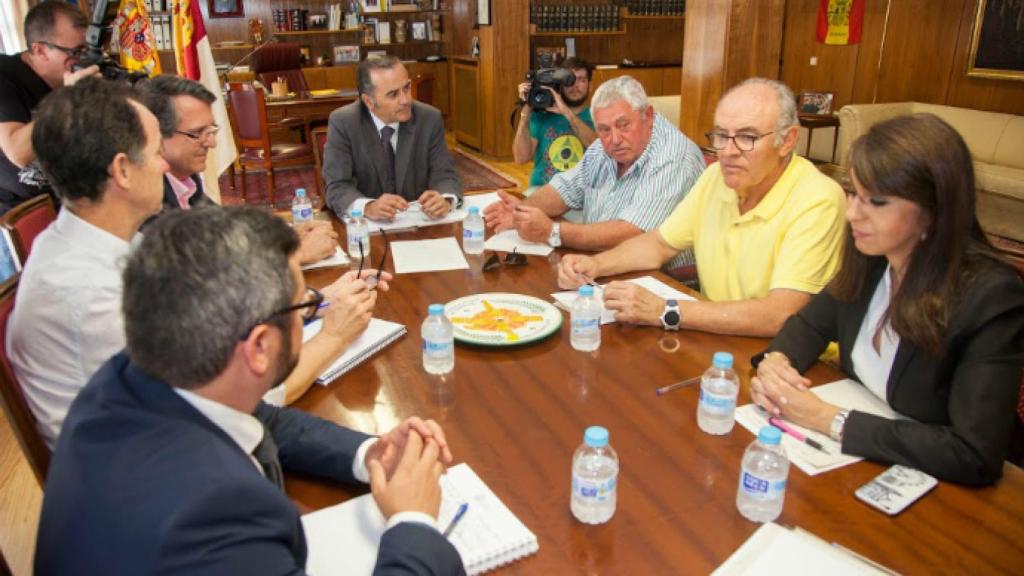 Un instante en la reunión. Foto: Héctor Martín