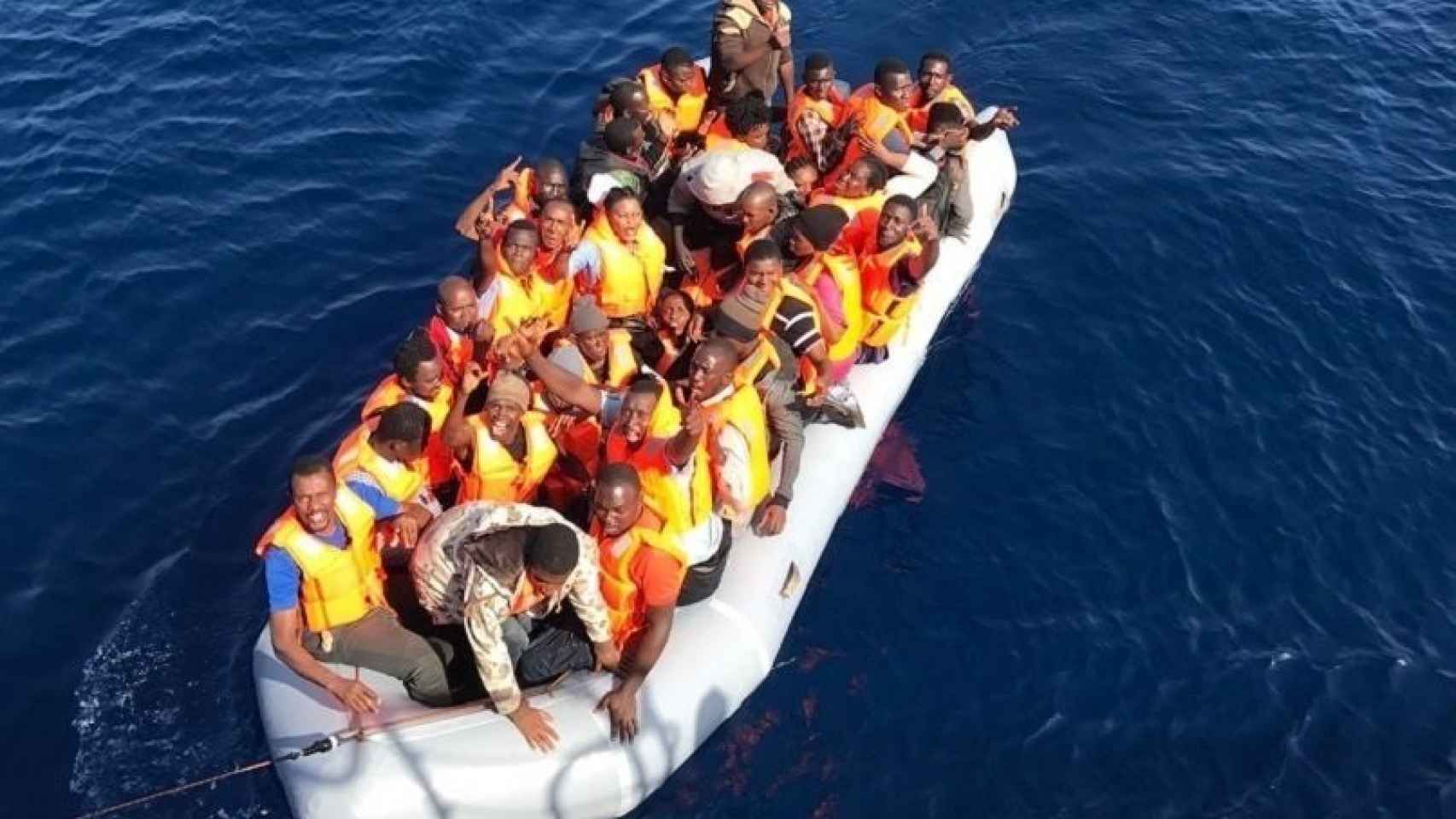 Un grupo de inmigrantes es rescatado por Salvamento Marítimo.
