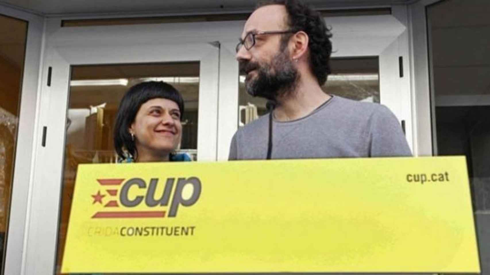 El diputado de la CUP, Benet Salellas, junto a su compañera de filas, Anna Gabriel