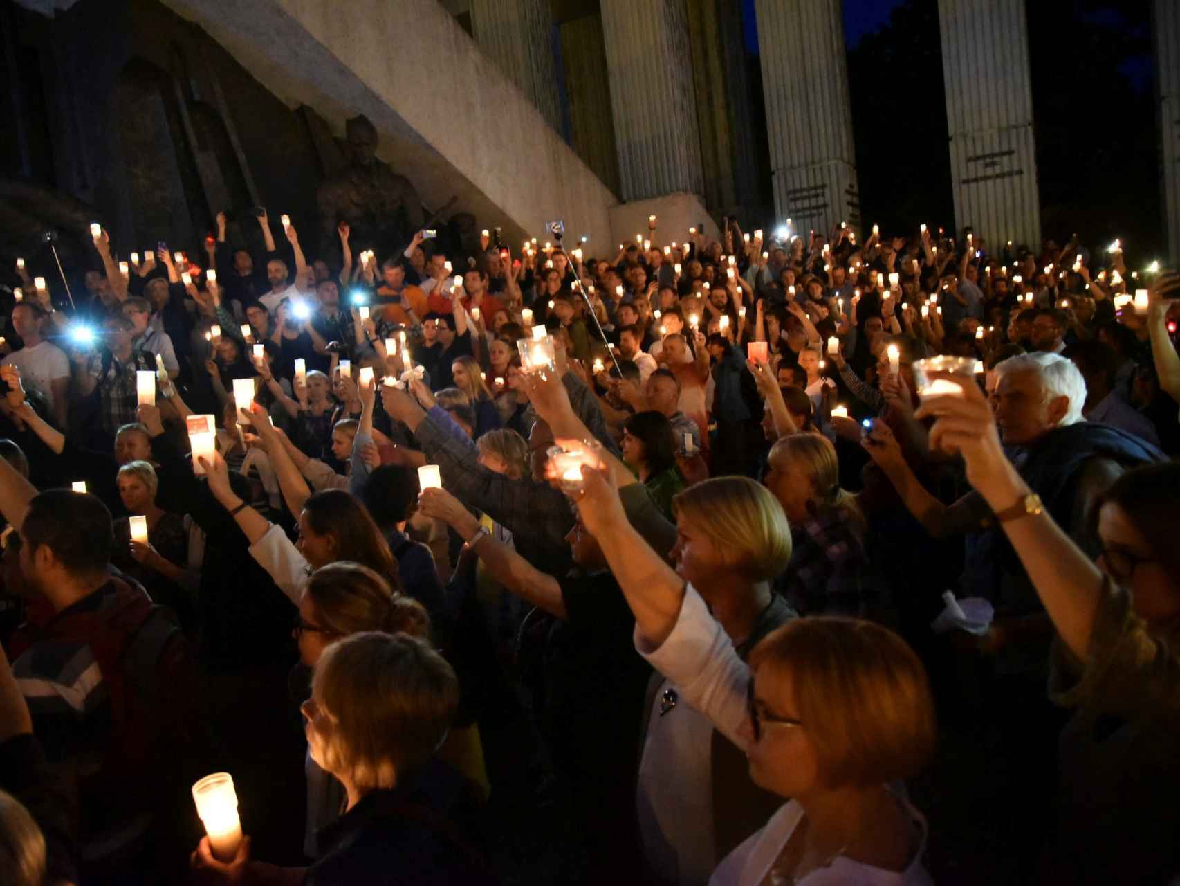 Miles de polacos protestaron el domingo contra la reforma judicial