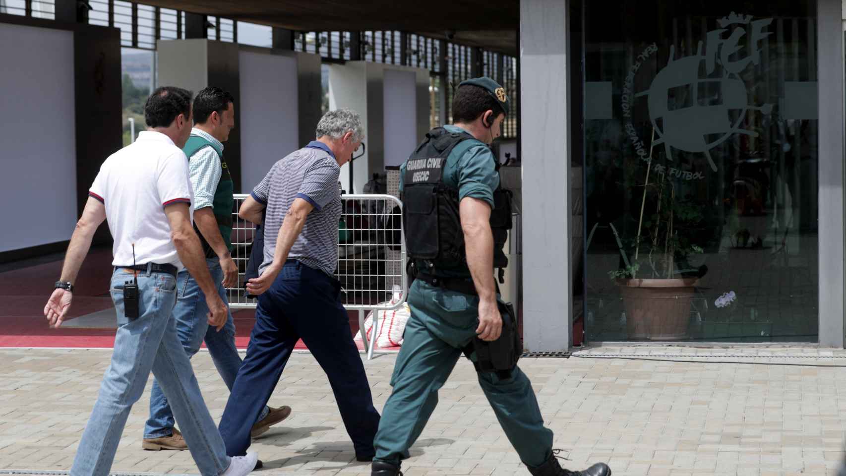 Ángel María Villar, a su llegada a las 15,03 horas a la sede de la Federación, en Las Rozas (Madrid) detenido por la Guardia Civil.