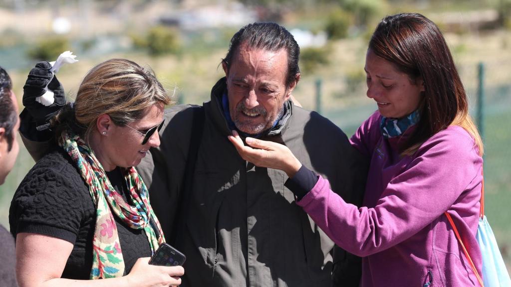 Julián Muñoz a la salida de la cárcel junto a sus hijas.