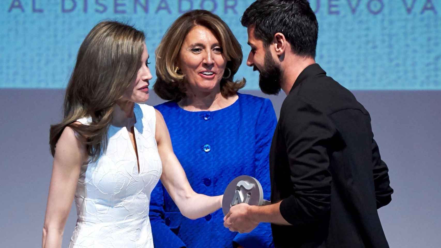 Moises Nieto recibe el premio de las manos de S.M. Reina Letizia en el Museo del Traje de Madrid. | Foto: Getty Images.