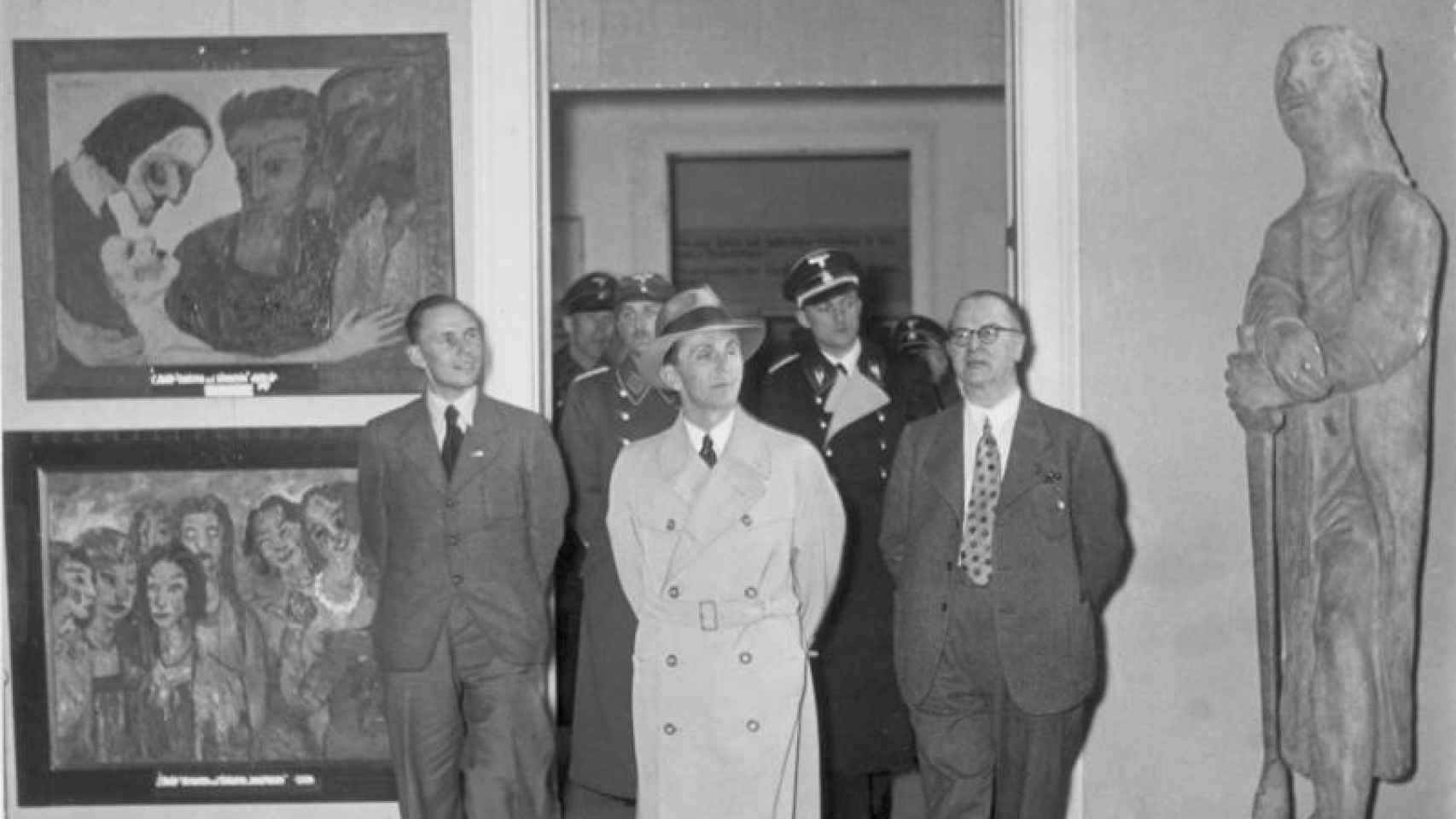 Goebbels en la exposición de arte degenerado.