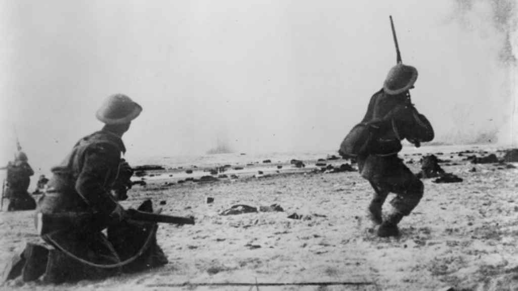 Soldados en Dunquerke disparando contra la aviación alemana.
