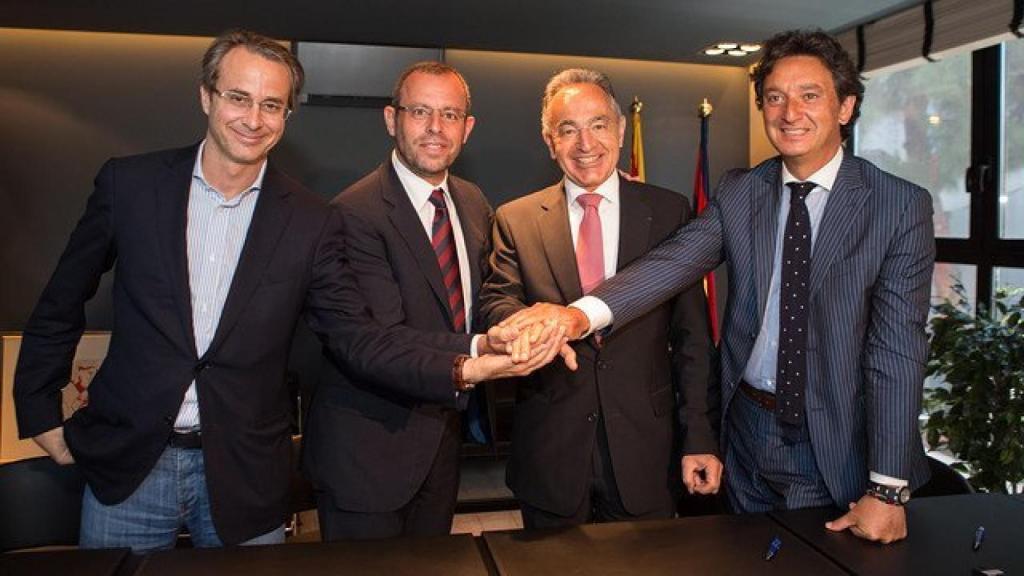 Sandro Rosell y Javier Faus (i) en el momento en el que sellaron el acuerdo con MoraBanc