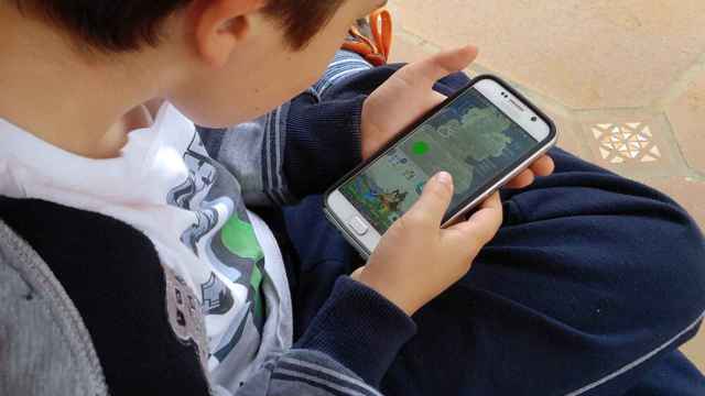 Un niño jugando con el móvil.